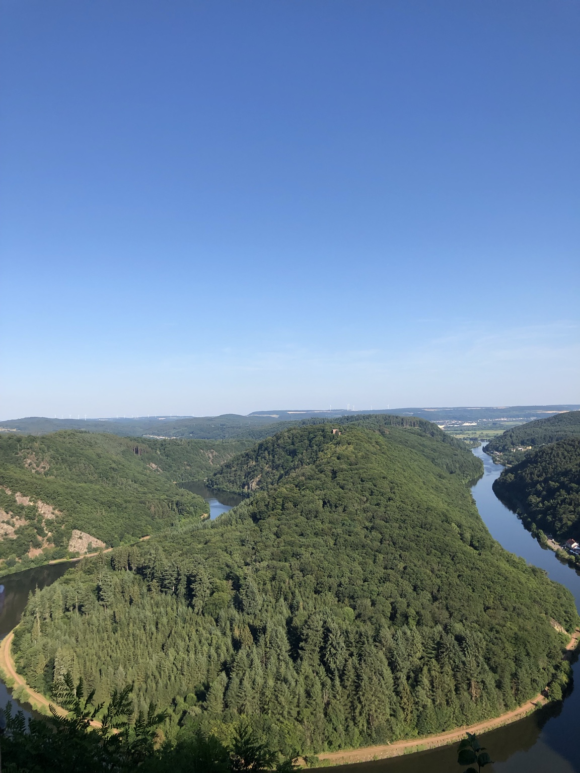 Weite Landschaft mit Flussschleife – Sinnbild für unternehmerischen Weitblick